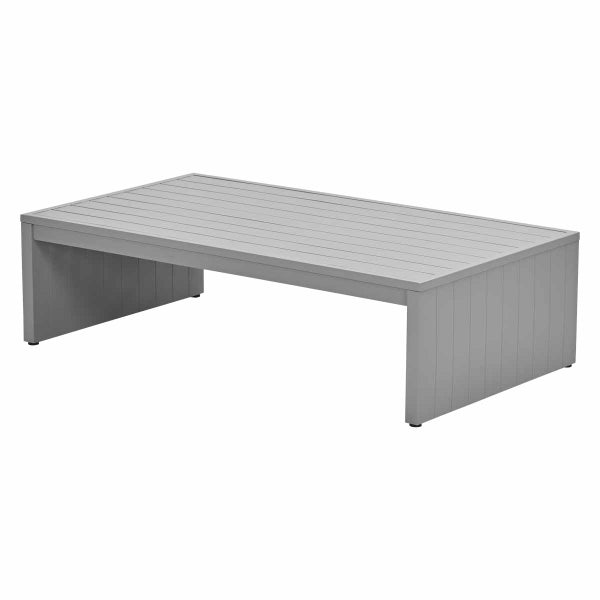 Rechteckiger Garten-Couchtisch aus hellgrauem Aluminium mit Lamellen-Design auf der Tischplatte und an den Seiten.