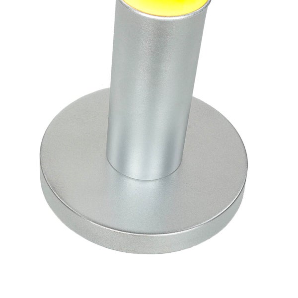 Detailaufnahme des silberfarbenen Lampenfußes.