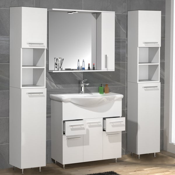 Badezimmer mit Waschbeckenunterschrank, Spiegelschrank und Hochschrank