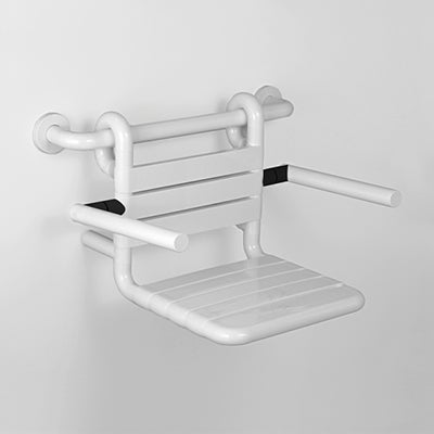 Weißer Duschsitz zur Wandmontage mit Rückenlehne und Armlehnen an einer Haltestange.