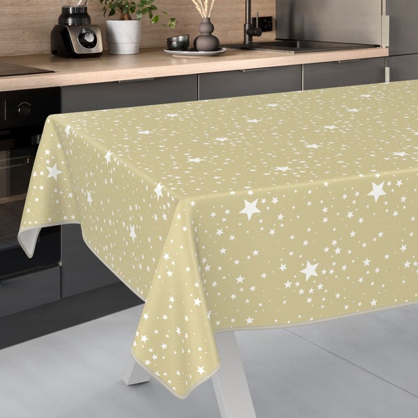 Tischdecke mit Sternenmuster auf einem Tisch in einer Küche