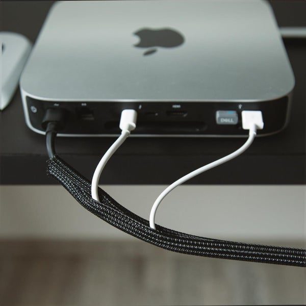 Schwarzer Kabelschlauch als Kabelorganizer fuer Computerzubehoer und Ladekabel