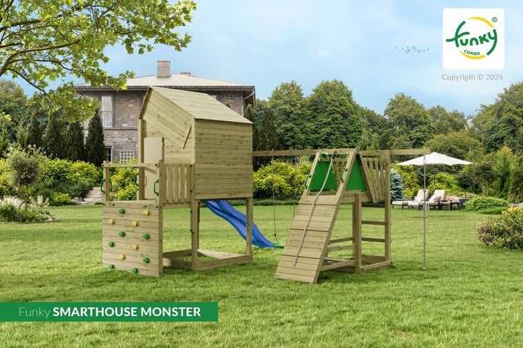 Funky Combo Logo. Holz-Spielturm Funky Smarthouse Monster mit Spielhaus, Kletterwand, Rutsche und Rampe in einem hellen, weitläufigen Garten.