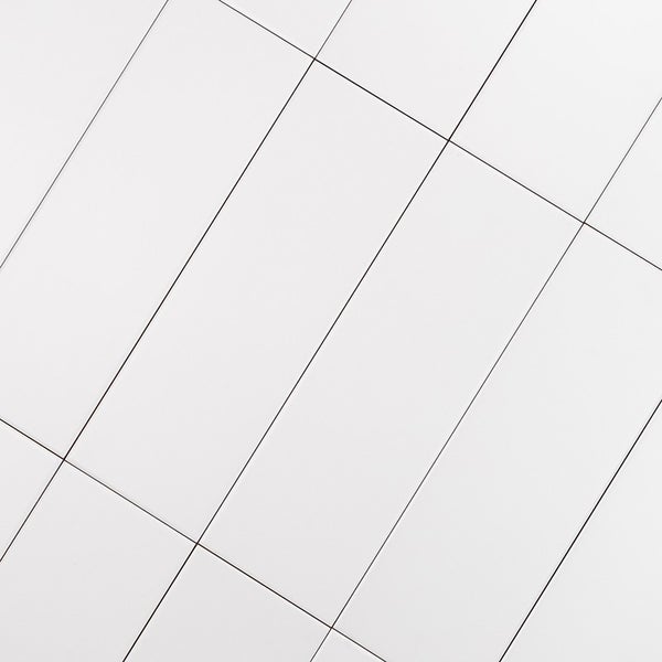 Weiße Wandfliesen im Rechteckformat mit gleichmäßiger Fugenanordnung