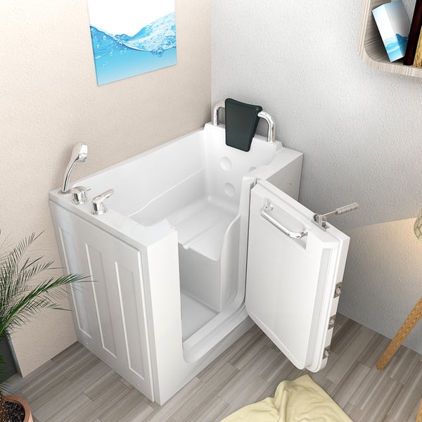 Sitzbadewanne mit offener Tür, integriertem Sitz, Handbrause, Armaturen, Nackenstütze und Haltegriffen in einem hellen, modernen Badezimmer.
