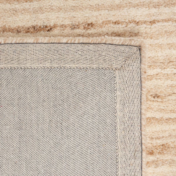 Detailansicht eines Teppichs mit schlichtem Muster und textilem Untergrund.