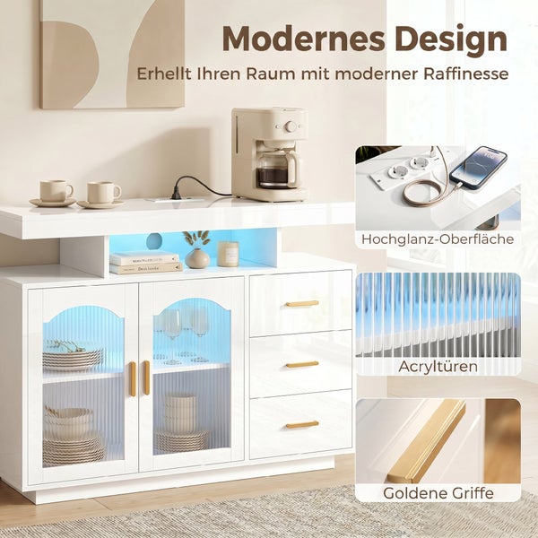 Modernes weißes Sideboard in Hochglanz-Optik mit LED-Beleuchtung, geriffelten Acryltüren, goldfarbenen Griffen und integrierter Steckdose.