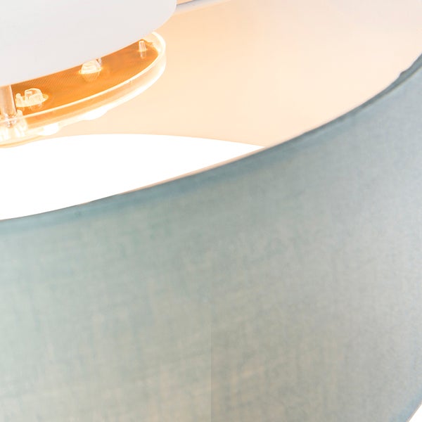 Nahaufnahme einer Deckenleuchte mit hellblauem Textilschirm und integriertem LED-Modul.