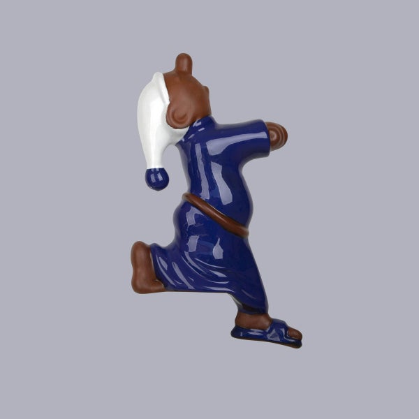 Dekofigur Sandmännchen aus glasierter Keramik, gehend, in blauem Gewand mit weißer Schlafmütze.