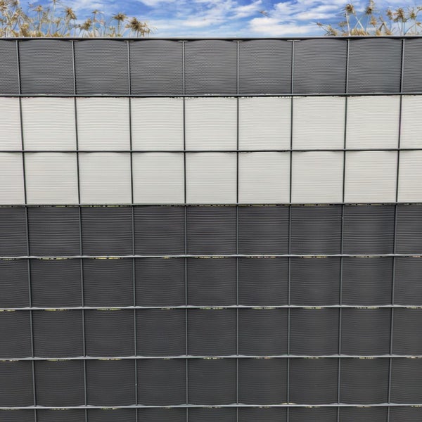 Sichtschutzzaun mit Kunststoffstreifen