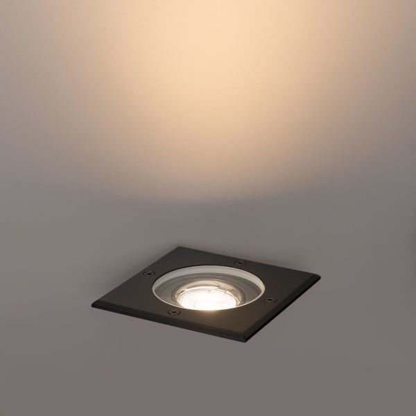 Quadratischer Bodeneinbaustrahler in Schwarz mit warmweißem LED-Licht.