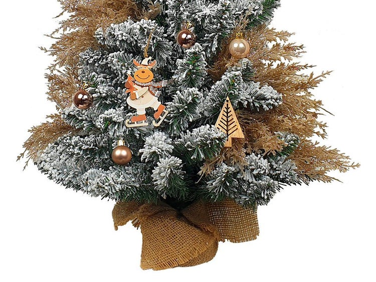 Künstlicher Weihnachtsbaum mit künstlichem Schnee, geschmückt mit Kugeln und Holzanhängern, in Jute eingewickeltem Topf.
