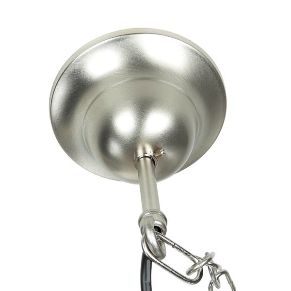 Detailaufnahme einer Deckenleuchte mit Kettenaufhängung