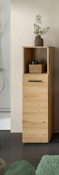 Schlanker Badezimmer-Hochschrank in Eichenoptik mit offenem Fach und Schubladenelementen mit Holzstruktur.