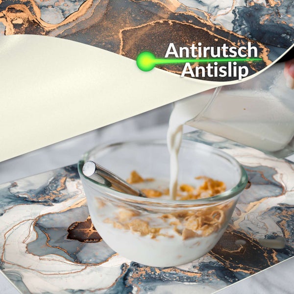 Tischmatte mit Marmor-Dekor und Antirutsch-Funktion, Glasschüssel mit Müsli und Milch.
