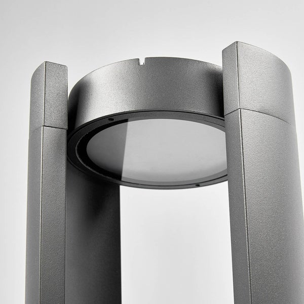 Nahaufnahme einer modernen Außenleuchte aus anthrazitfarbenem Metall mit einem runden Diffusor.