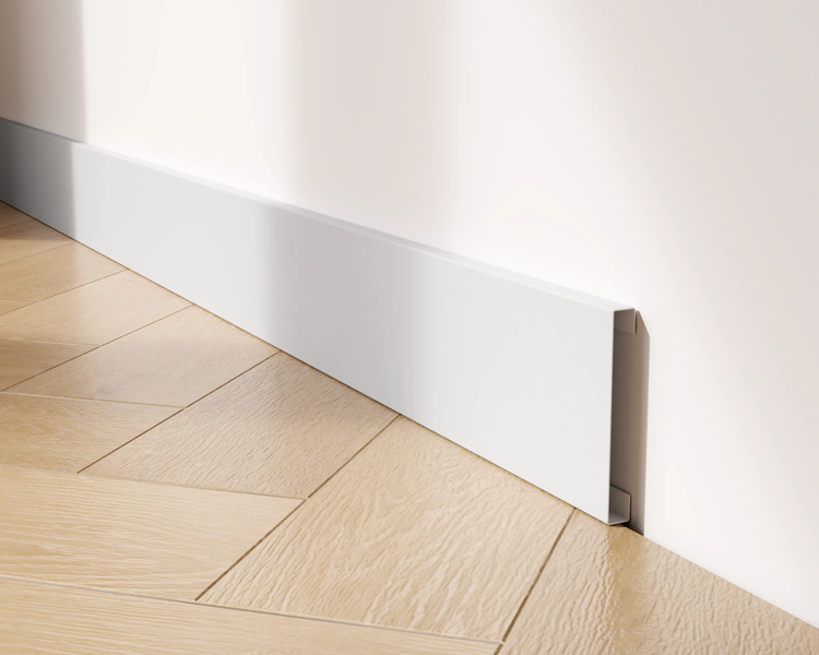 Sockelleiste aus Kunststoff an einer Wand mit Holzboden