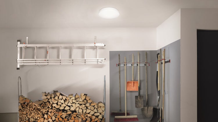 Dekorative Vase auf einem Beistelltisch vor einer gemusterten Wand