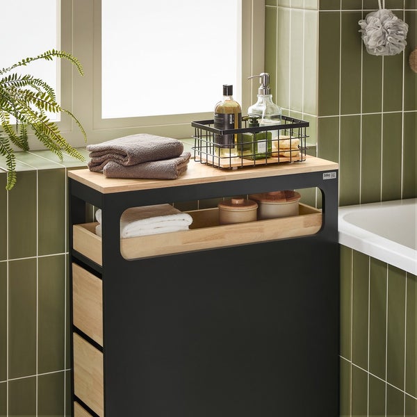 Badezimmer Szene mit einem Badmöbelunterschrank mit Schubladen, Ablageflächen, Handtüchern und Badutensilien.