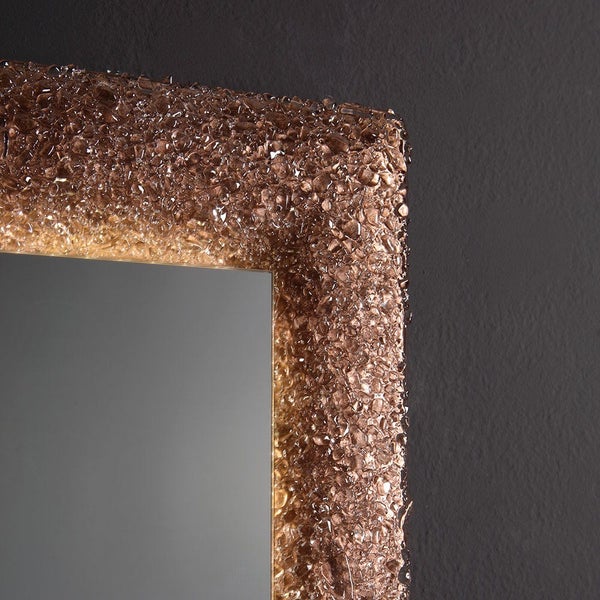 Spiegel mit Rahmen aus geschmolzenem Bronze-Glasgranulat und LED-Beleuchtung 90 x 62 cm