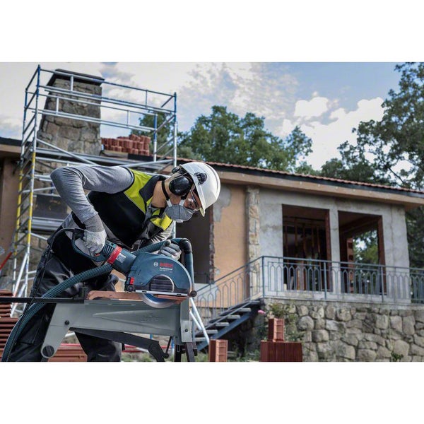 Detailaufnahme eines Multitools mit Werkzeugaufnahme und Schutzvorrichtung