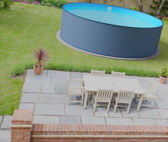 Szene mit einem Garten, der einen Pool und eine Essgruppe umfasst.