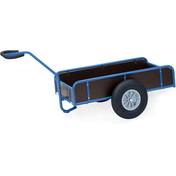 Bollerwagen mit blauem Metallrahmen, dunkelbraunen Holzwänden und zwei großen Luftreifen.