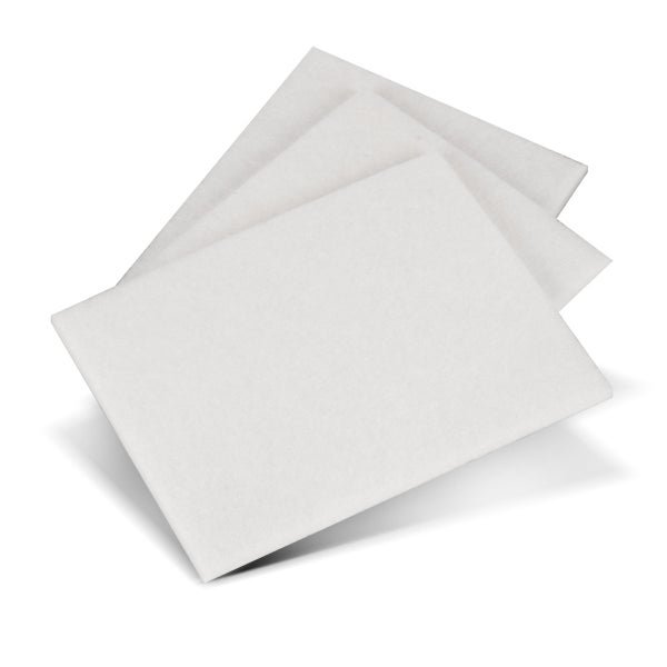 Drei weiße, rechteckige Pads aus Vliesmaterial.
