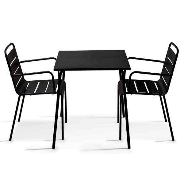 Gartensitzgruppe aus Metall bestehend aus einem quadratischen Tisch und zwei Stühlen mit Armlehnen und Lattendesign.