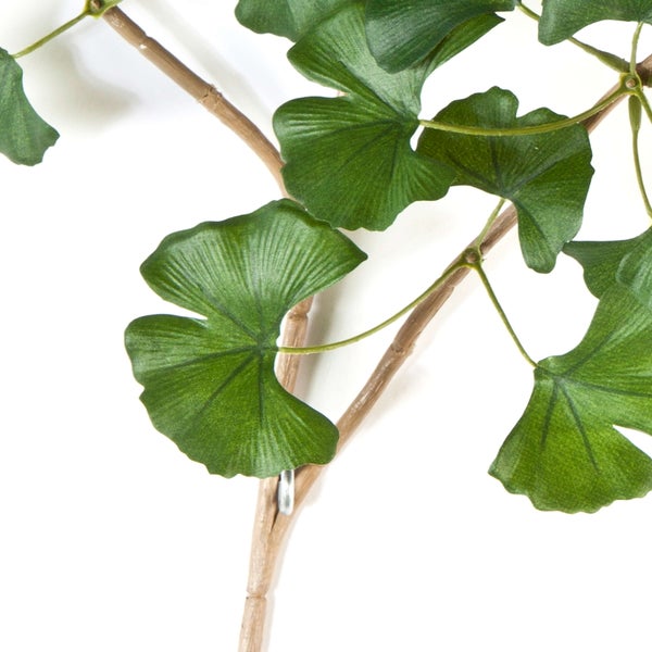 Künstlicher Ginkgozweig mit grünen fächerförmigen Blättern an braunen Stielen.