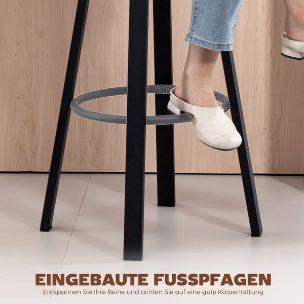 Detailaufnahme eines Barstuhls mit Fußstütze und einer Person, die ihren Fuß darauf abstellt.