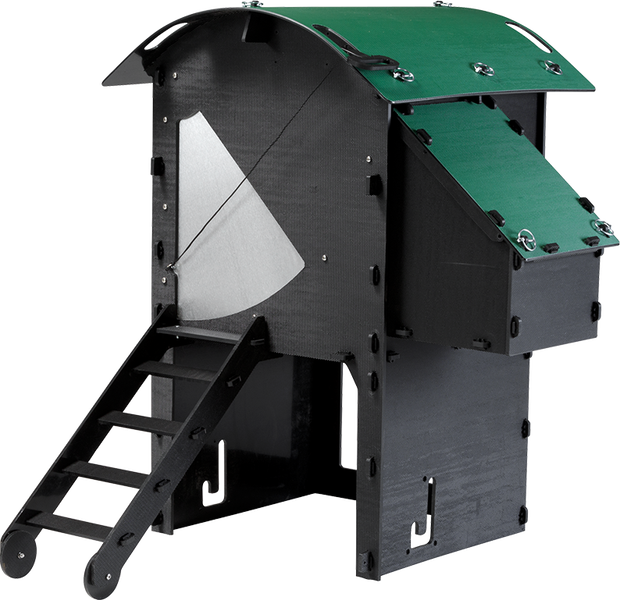 Hühnerstall aus recyceltem Kunststoff mit Hühnerleiter und grünem Dach.