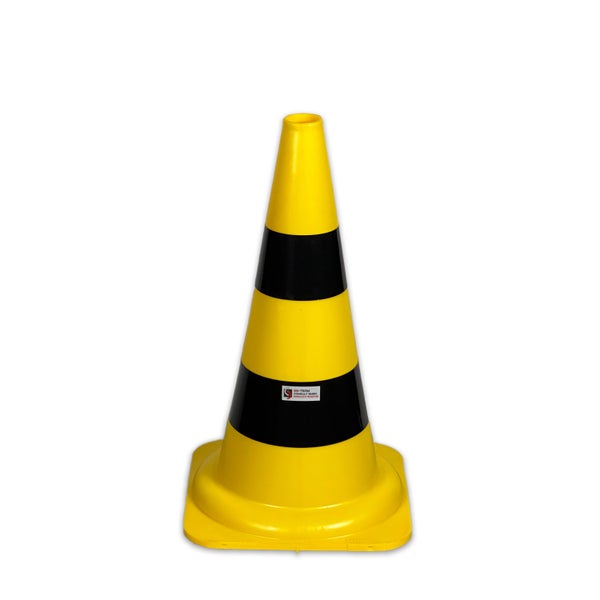 Drei gelb-schwarze Verkehrskegel auf einer Straße.