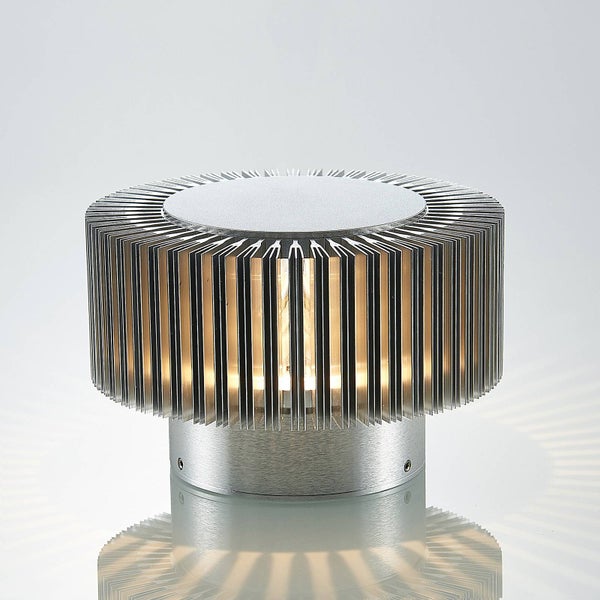 Moderne Außenleuchte aus Aluminium in Zylinderform mit vertikalen Lamellen und integriertem Leuchtmittel.