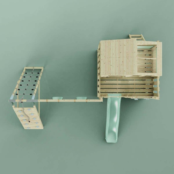 Draufsicht auf einen hölzernen Spielturm mit Spielhaus, Rutsche, Kletterwand und Strickleiter.