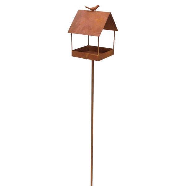 Vogelhaus auf Stab aus Metall in Rostoptik mit kleiner Vogelfigur auf dem Dach.