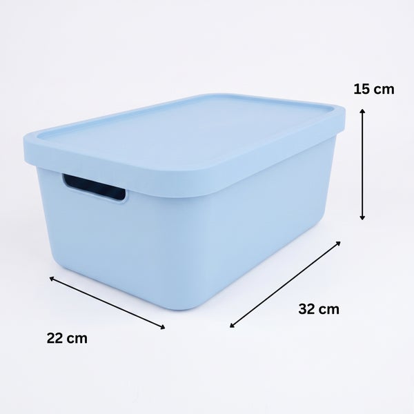 Kunststoff Aufbewahrungsbox mit Deckel, Maße 32 mal 22 mal 15 Zentimeter.
