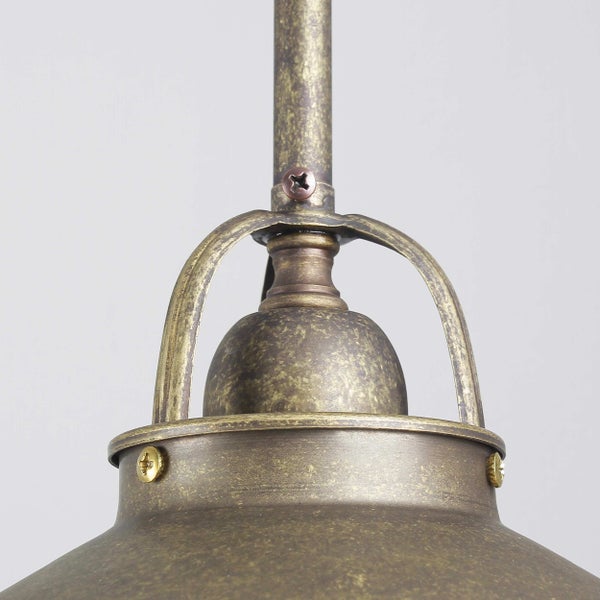 Detailansicht einer Pendelleuchte aus Metall