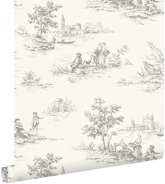 Vliestapete mit Toile-de-Jouy-Muster, das klassische ländliche Szenen mit Personen, Gebäuden und Natur im Skizzenstil zeigt.