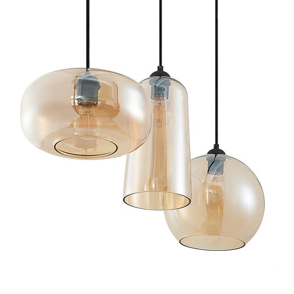 Dreiflammige Pendelleuchte mit bernsteinfarbenen Glasschirmen in verschiedenen Formen und schwarzen Kabeln.