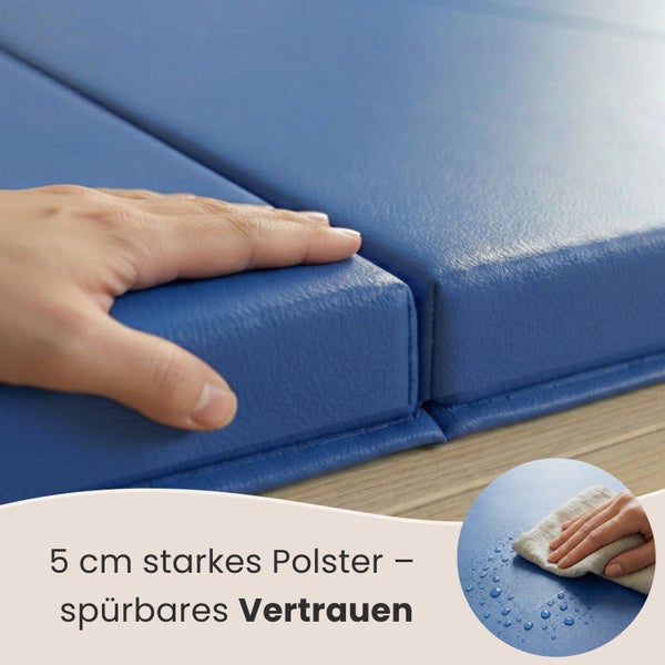 Blaue Faltmatratze mit 5 cm dicker Polsterung und abwischbarer Oberfläche