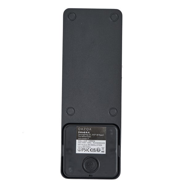 Rückansicht einer schwarzen Wandleuchte mit technischem Etikett, Angabe der Schutzart IP54, 8 Watt und 2700 Kelvin.