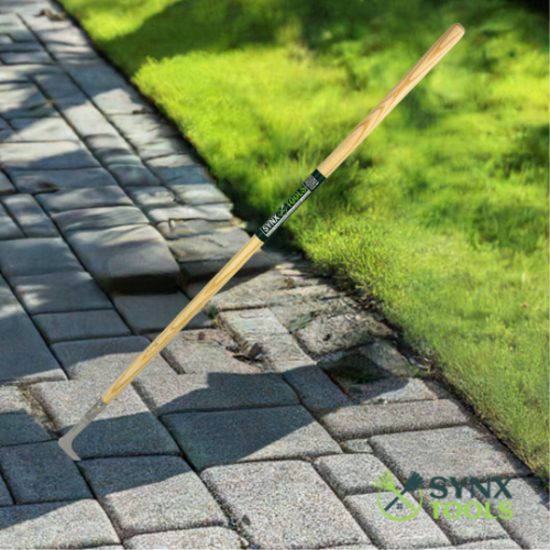 Fugen Kratzer mit Holzstiel auf Pflastersteinen