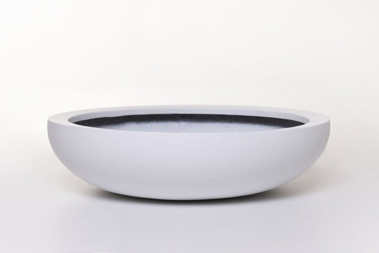 Weiße flache Pflanzschale in runder Form.