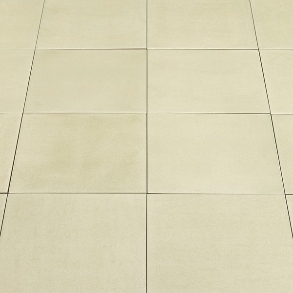 Quadratische Bodenfliesen mit matter Oberfläche in einem verlegten Fliesenbild.