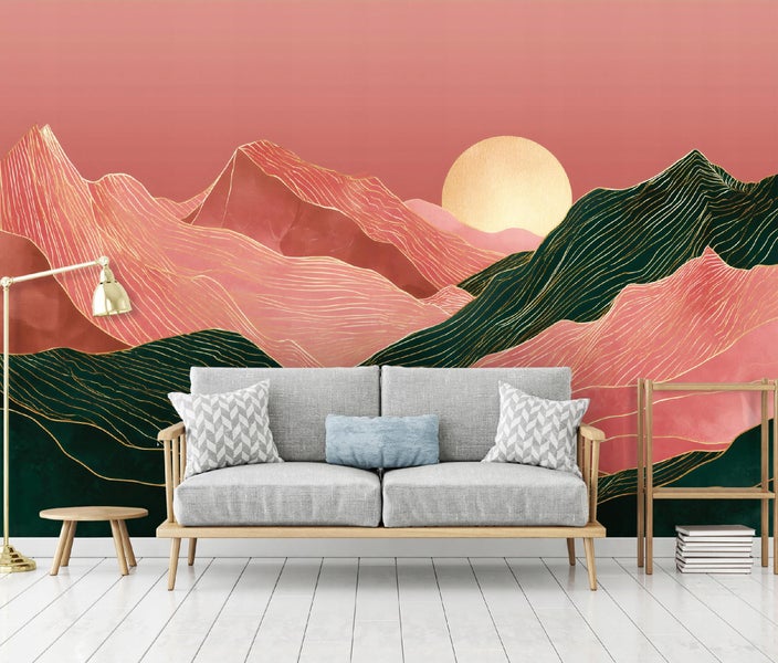 Wohnzimmer mit Sofa, Beistelltisch und gemusterter Tapete mit Bergmotiv
