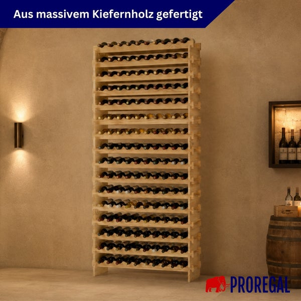 Hohes Weinregal aus massivem Kiefernholz, gefüllt mit zahlreichen Weinflaschen.