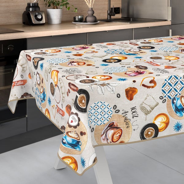 Tischdecke mit Kaffeemotiv auf einem Küchentisch