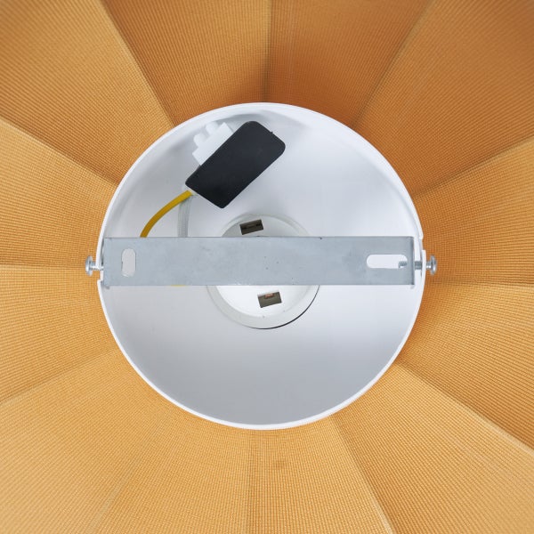 Innenansicht einer Deckenleuchte mit Baldachin, Montagebügel und Anschlussklemme vor einem plissierten Lampenschirm.