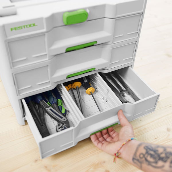Festool Sortainer mit drei Schubladen, untere Schublade geöffnet mit Werkzeugen wie Schraubendrehern und Gabelschlüsseln in Fächern.